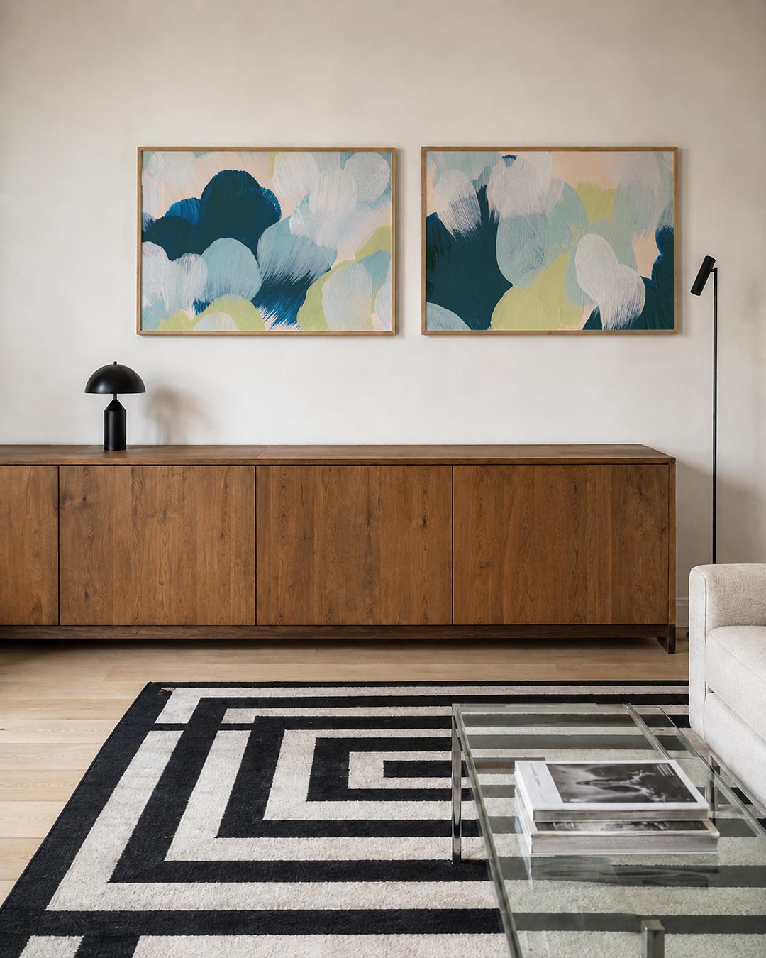 Tweedelige posterset met zachte, ronde vormen in blauw, groen en wit, getoond in een interieur