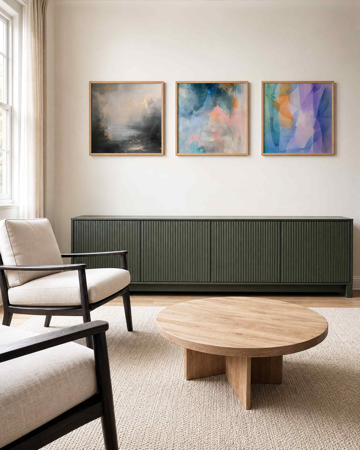 Interieurpresentatie van een driedelige vierkante posterset met abstracte kleuren