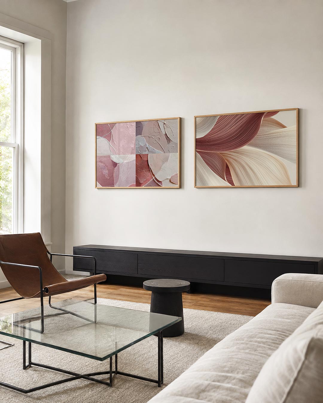 Tweedelige posterset met een spel van zachte, ronde vormen in roze en beige tinten, getoond in een interieur