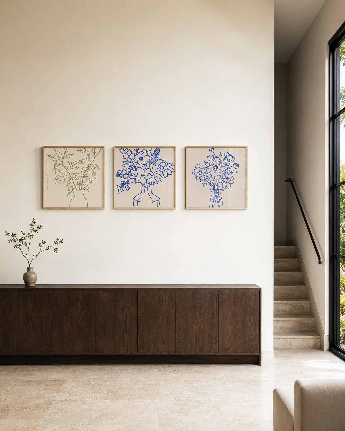 Interieurpresentatie van een driedelige vierkante posterset met bloemen en planten