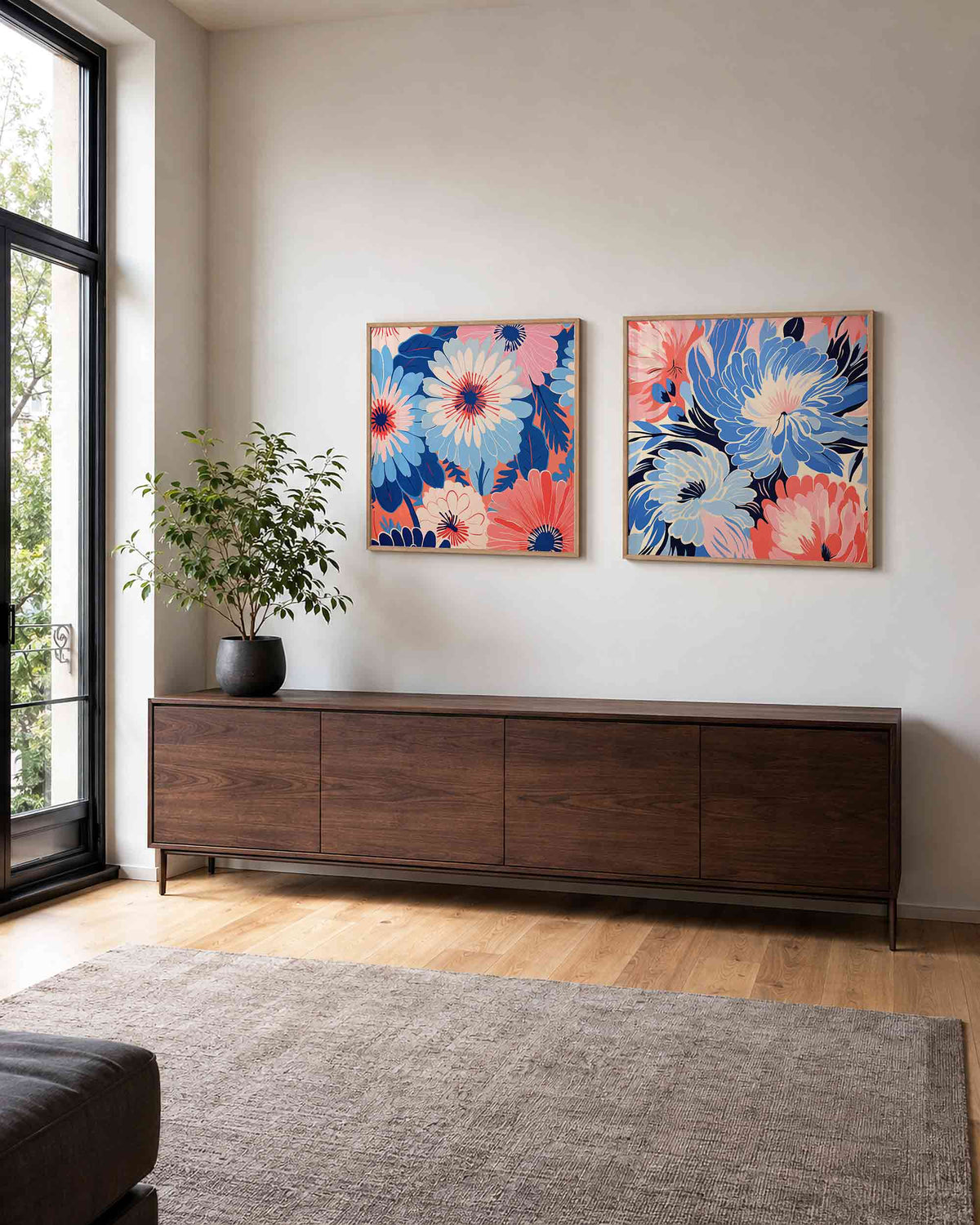 Interieurpresentatie van een tweedelige vierkante posterset met kleurrijke bloemen