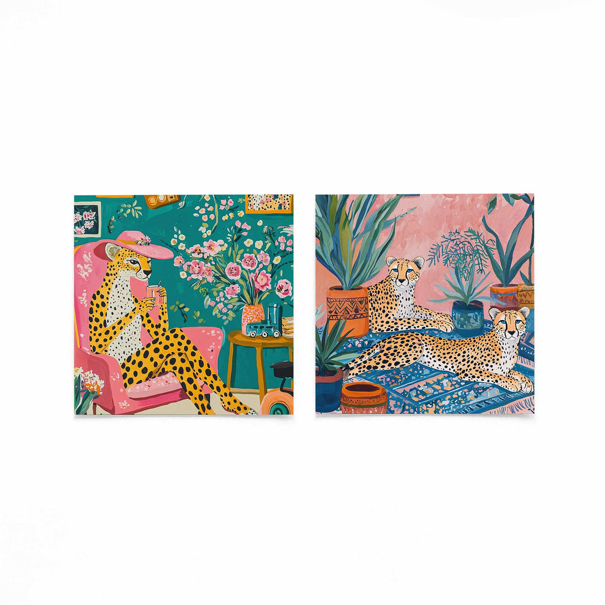 Twee vierkante posters met geparde en bloemen op een gebroken witte achtergrond