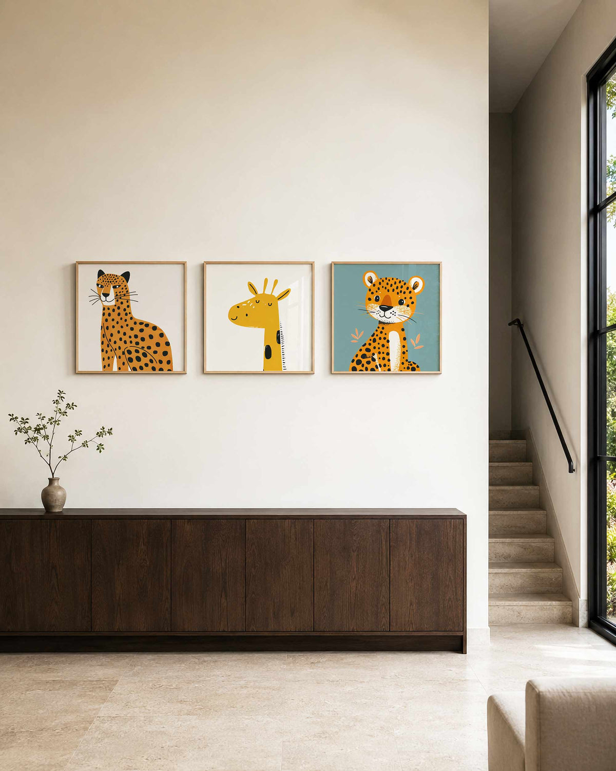 Interieurpresentatie van een driedelige vierkante posterset met gele dieren
