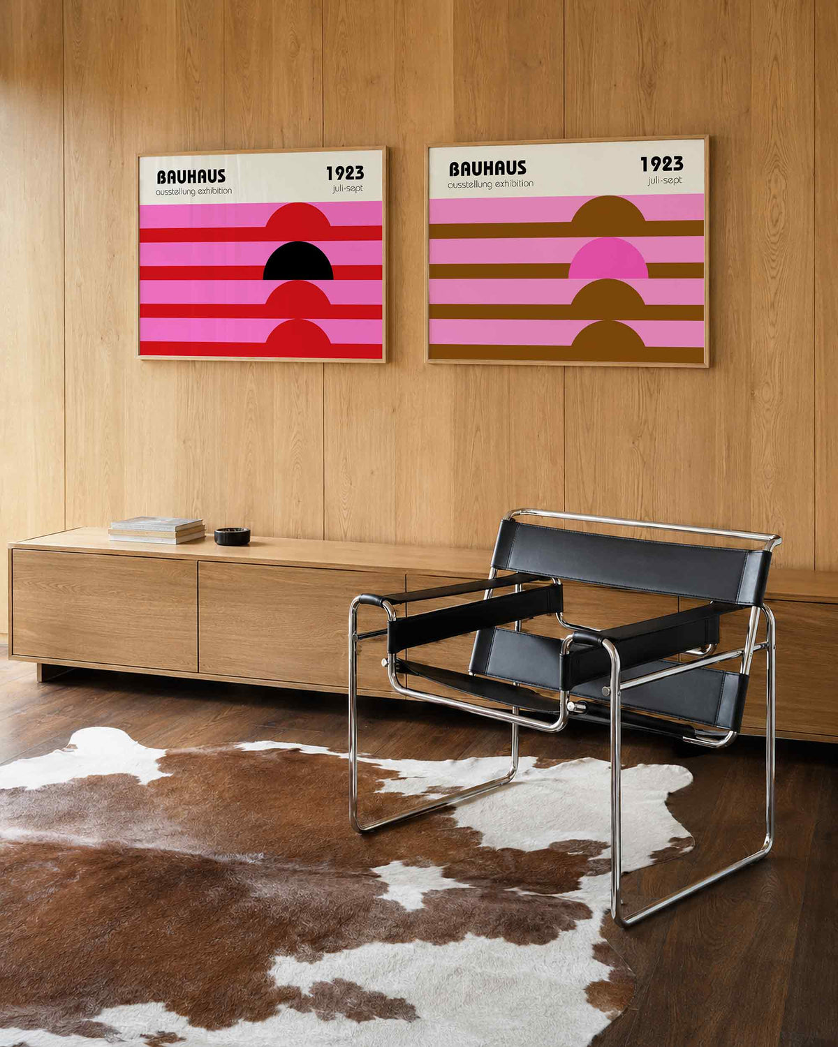 Interieurmockup van tweedelige landscape-posterset met roze bogen en kleurenbanden