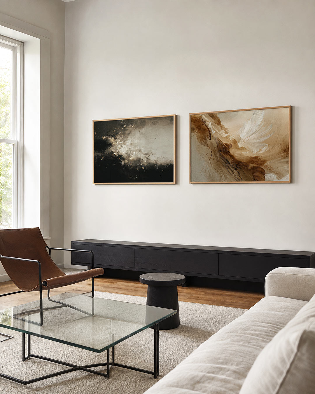 Tweedelige posterset met donkere en lichte tinten, getoond in een interieur