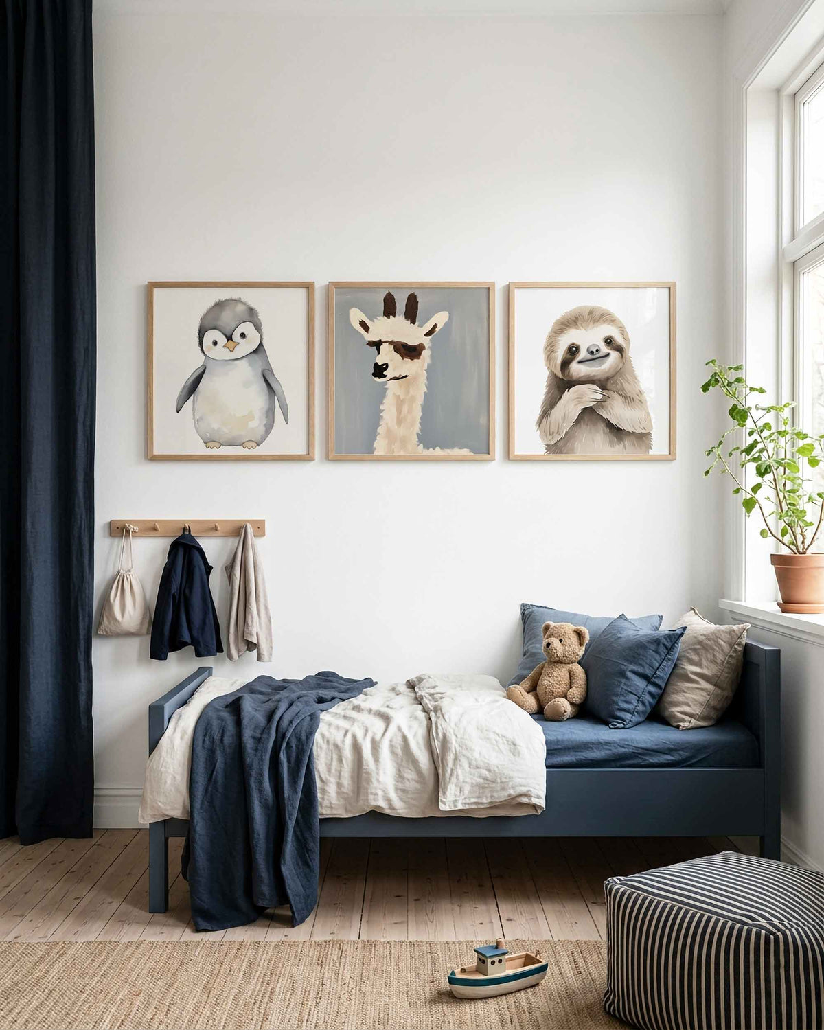Interieurpresentatie van een driedelige vierkante posterset met dierenportretten