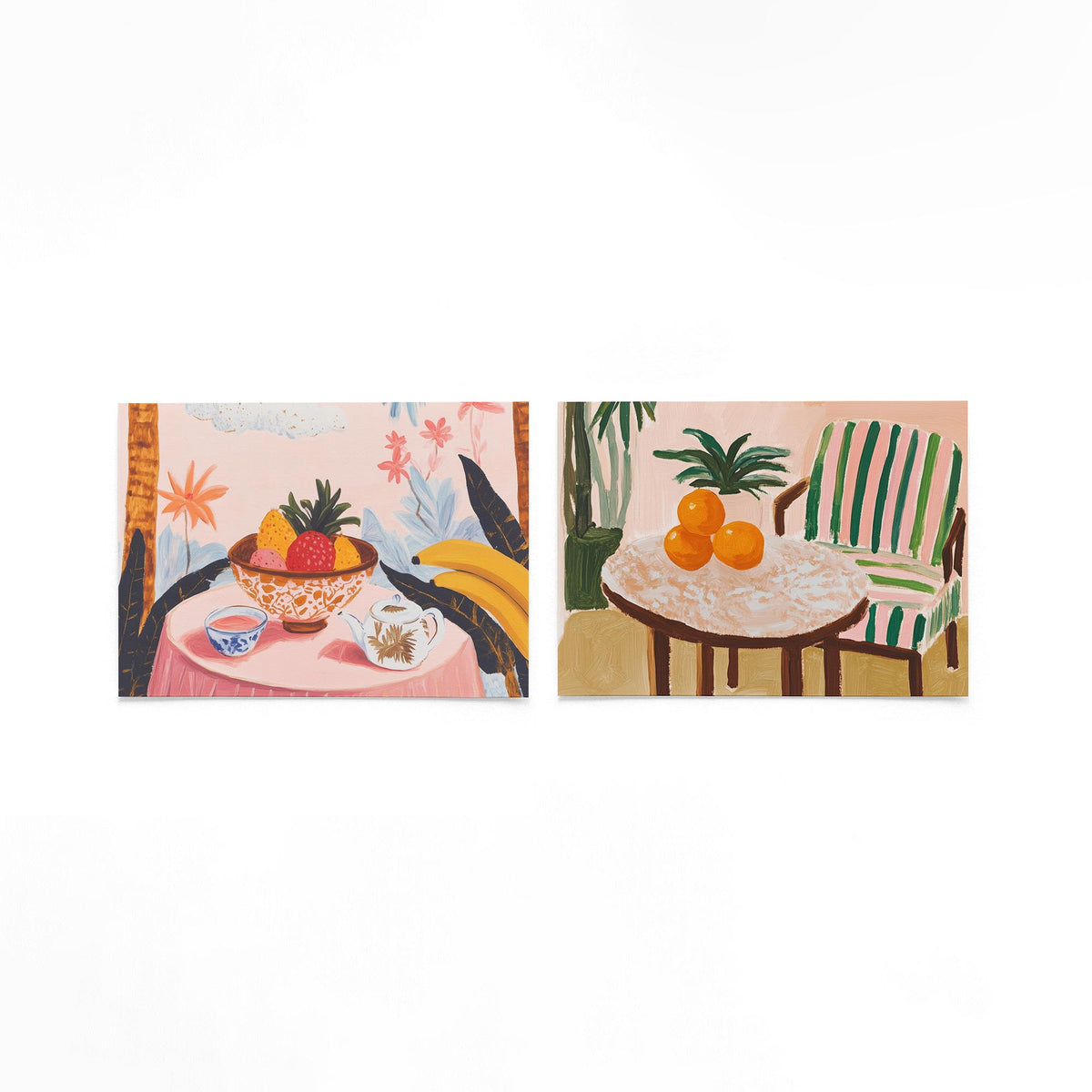 Twee liggende posters met een fruitschaal, bloemen en een theepot op een roze tafel op een gebroken witte achtergrond