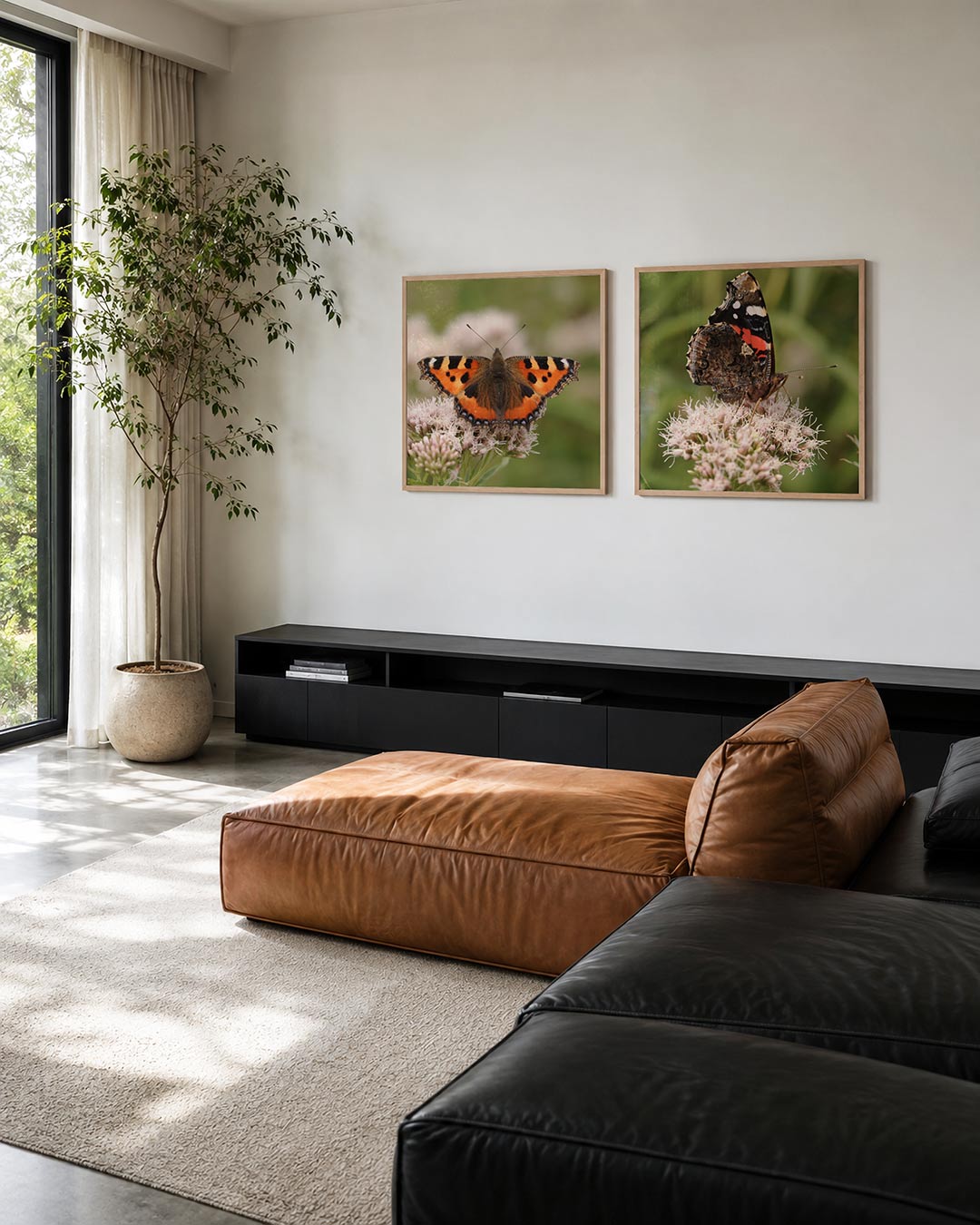 Interieur met vierkant fotografisch tweeluik vlinder boven bloesem – Gerald Emming