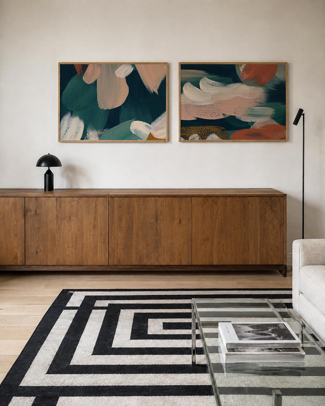 Twee liggende posters met zachte penseelstreken in groen, beige en wit, aan de muur in een interieur