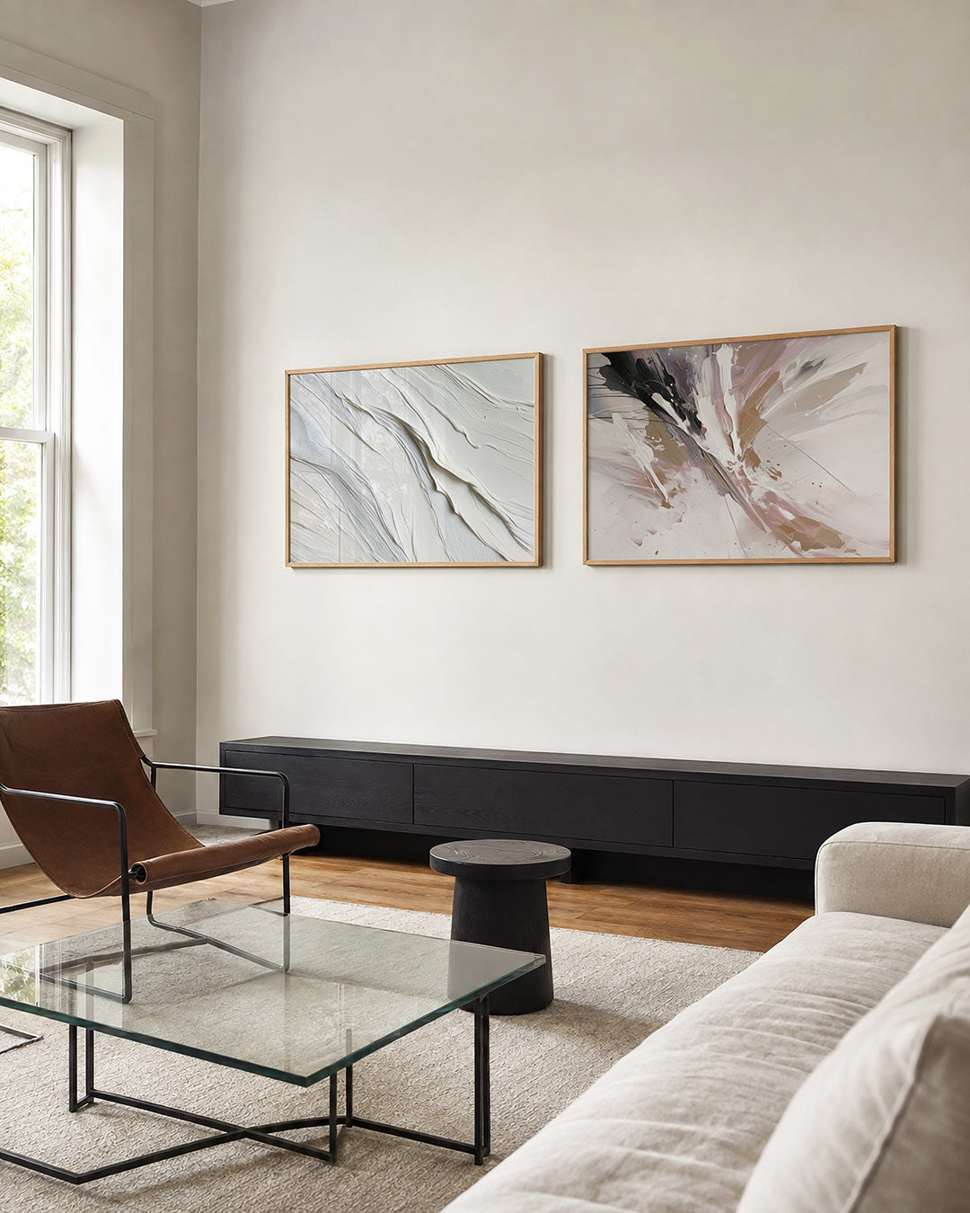 Interieurbeeld met twee liggende posters: golvende witte structuren