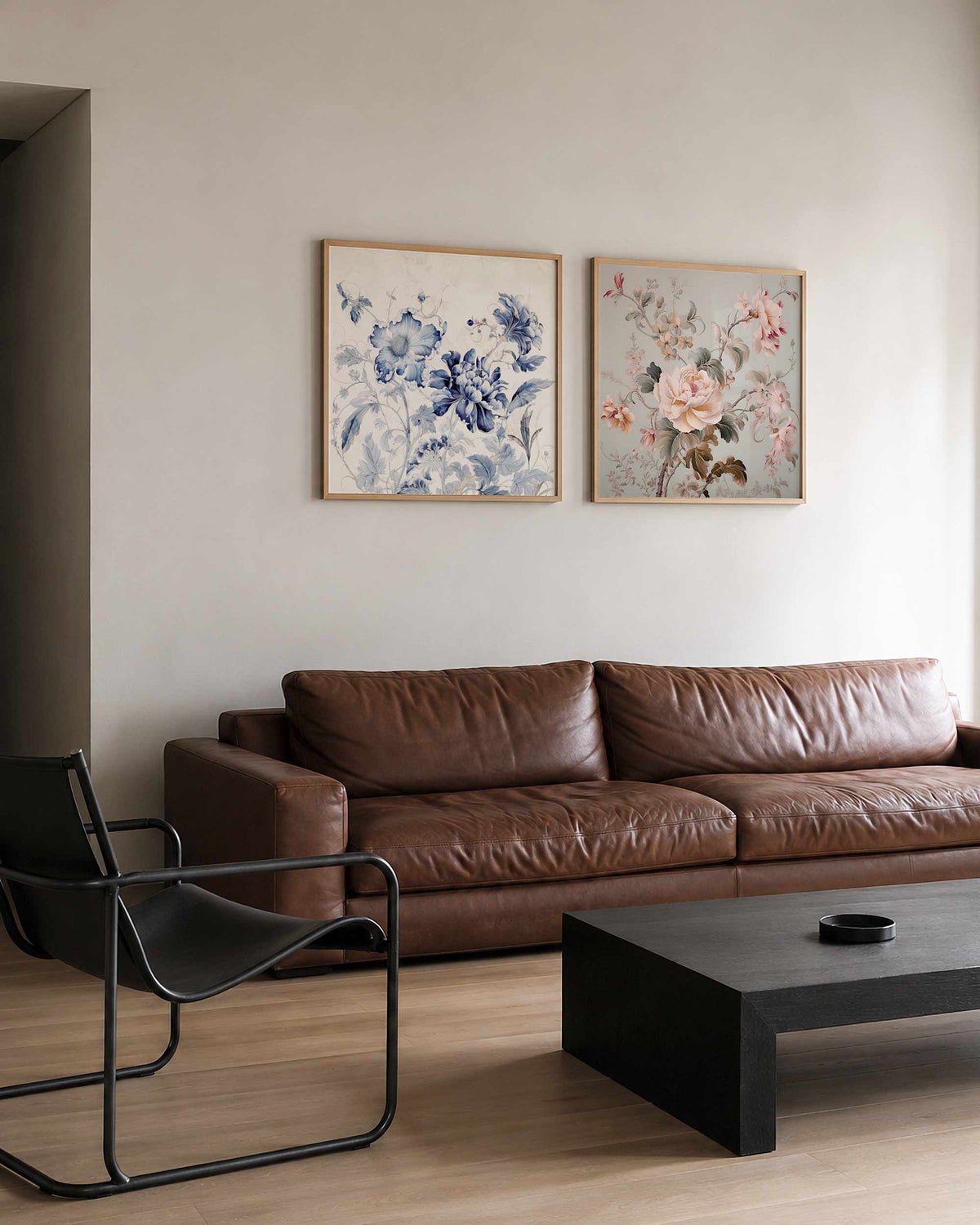 Interieurpresentatie van een tweedelige vierkante posterset met blauwe en roze bloemen