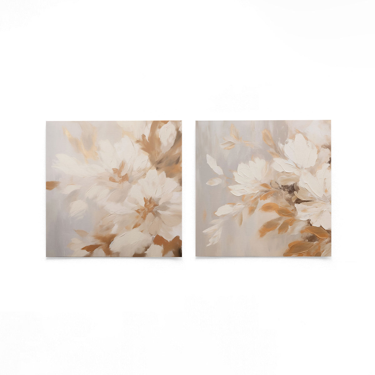 Twee vierkante posters met witte bloemen op een gebroken witte achtergrond