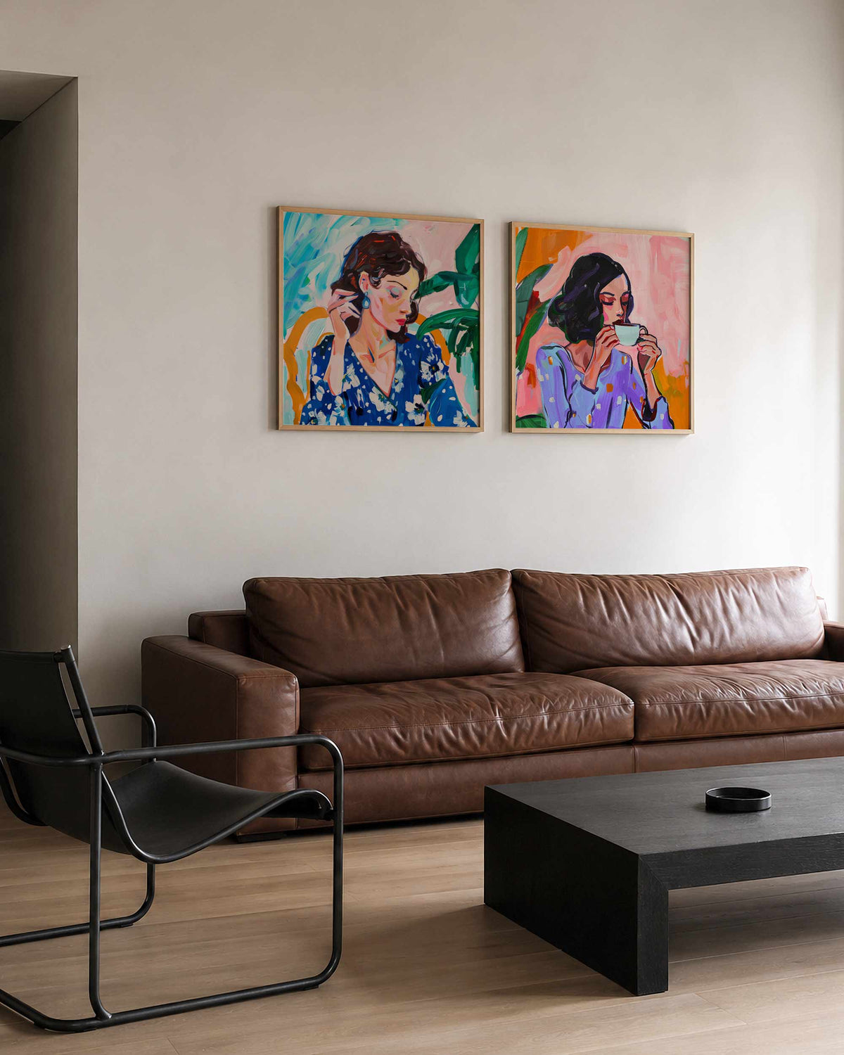 Interieurpresentatie van een tweedelige vierkante posterset met vrouwenportretten