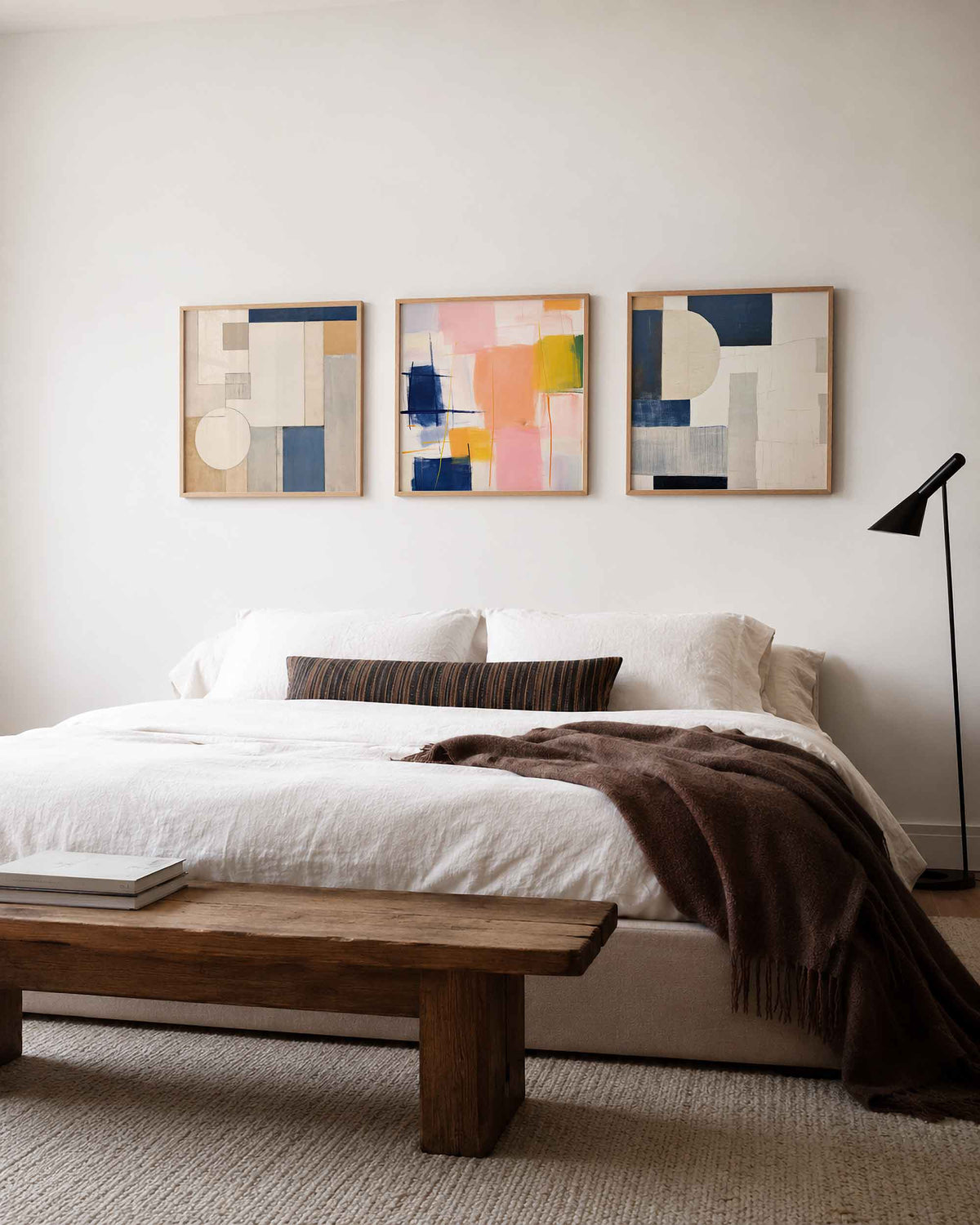 Interieurpresentatie van een driedelige vierkante posterset met abstracte vormen
