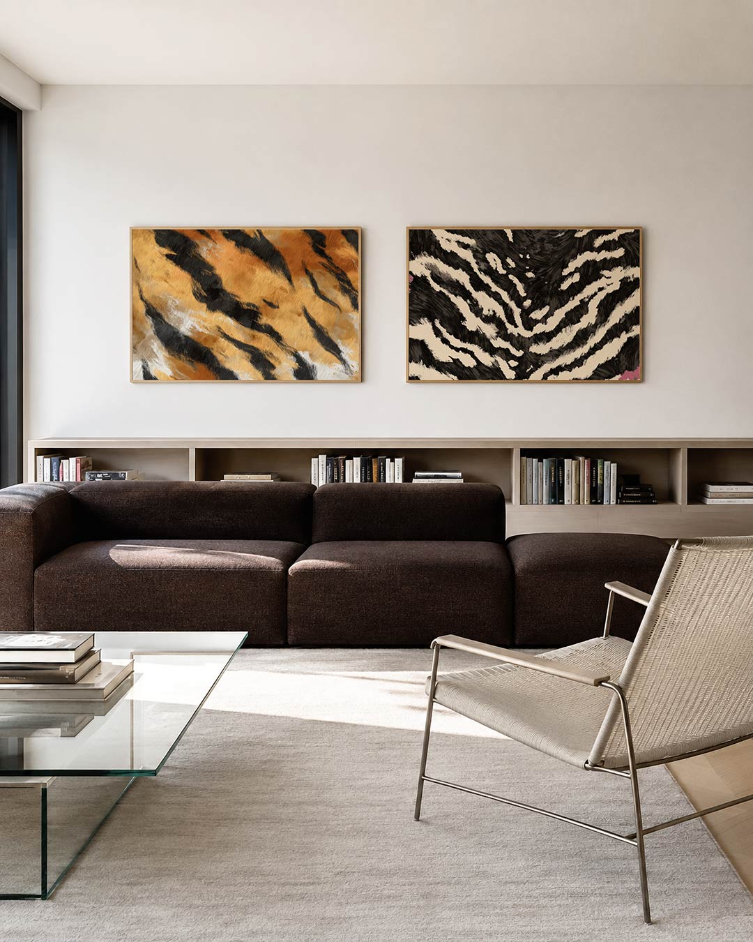 Twee liggende posters met zwarte en oranje strepen met witte accenten, aan de muur in een interieur