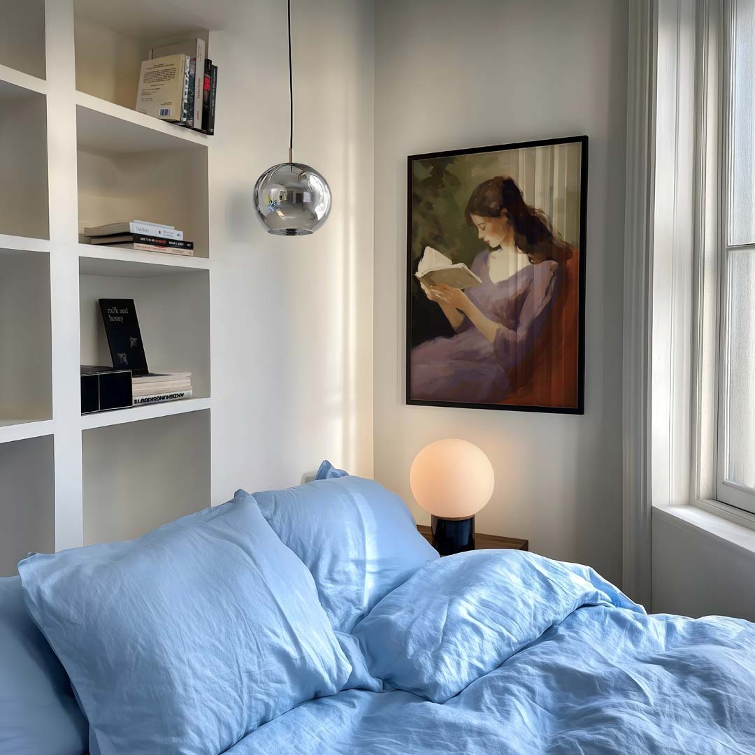 Dromerige Lezeres Met Boek Poster-WallArtistic