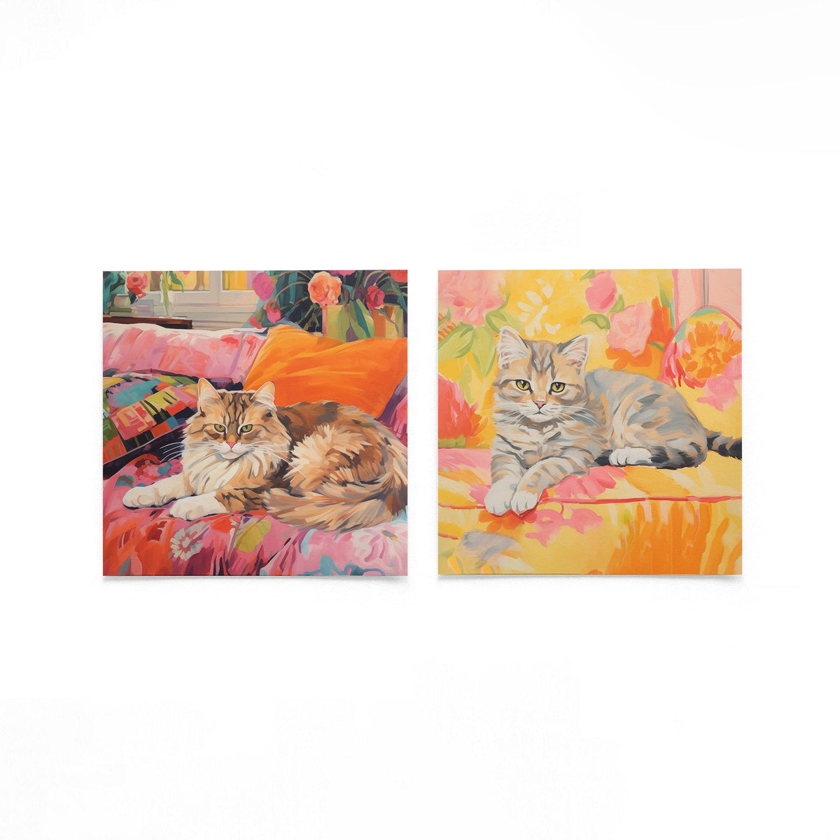 Twee vierkante posters met twee katten tussen bloemen op een gebroken witte achtergrond