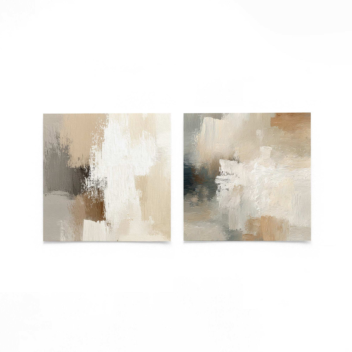 Twee vierkante posters met textuurvlakken op een gebroken witte achtergrond