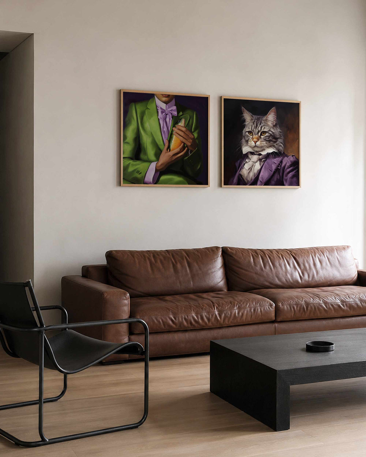 Interieurpresentatie van een tweedelige vierkante posterset met vis en kat