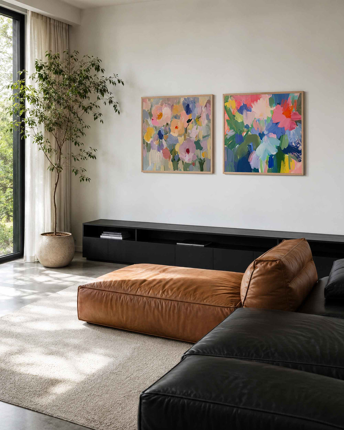 Interieurpresentatie van een tweedelige vierkante posterset met kleurrijke bloemen