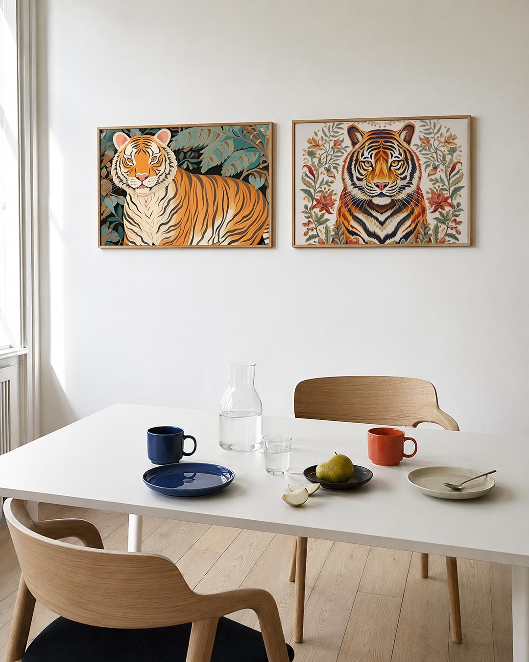 Interieurpresentatie van twee posters met een levendige tijger met oranje en zwarte strepen