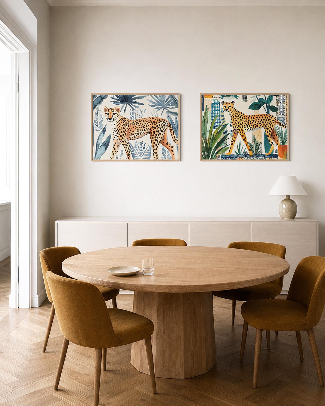Twee liggende posters met een sierlijke cheetah met zwarte stippen wandelt door een achtergrond, aan de muur in een interieur