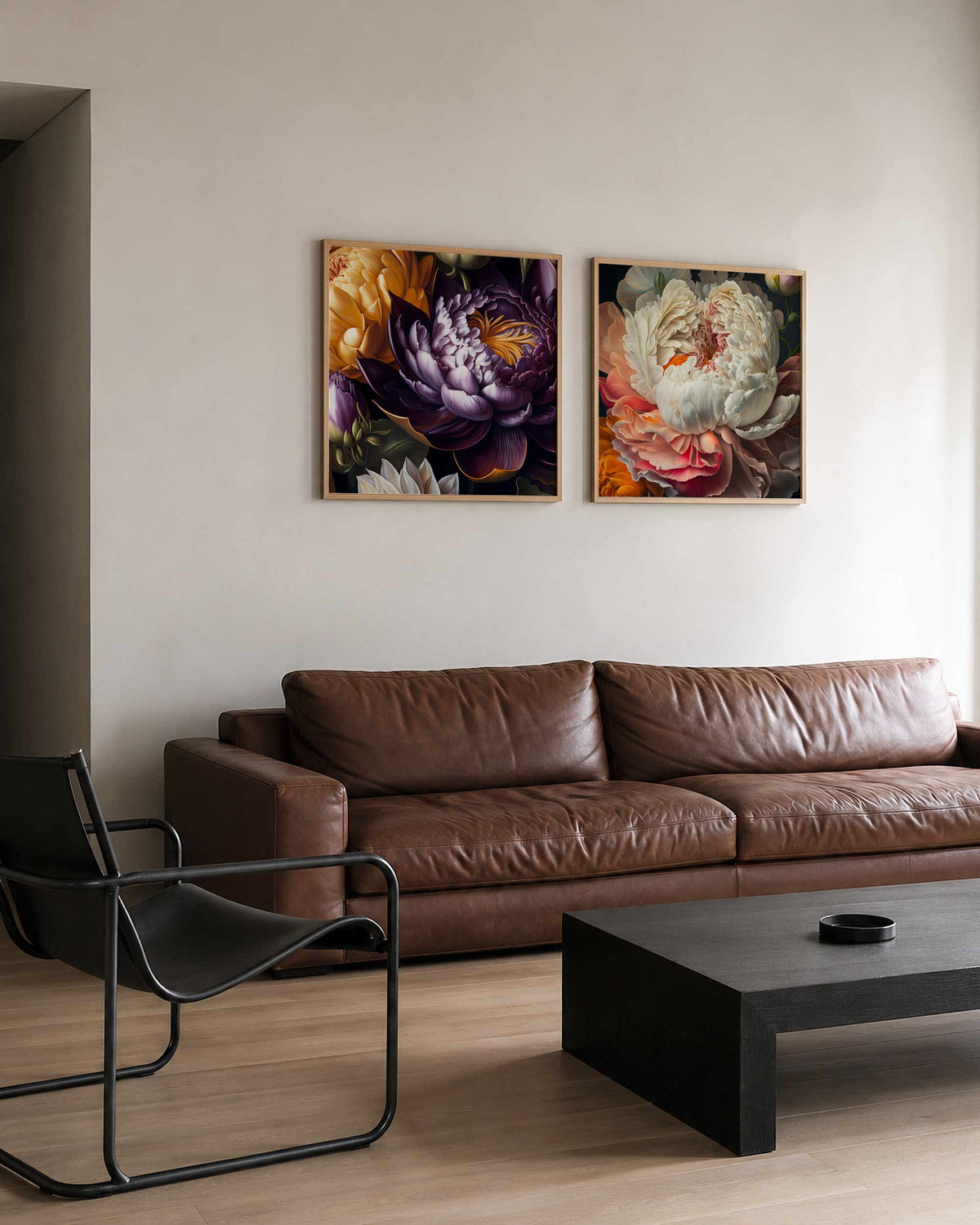 Interieurpresentatie van een tweedelige vierkante posterset met bloemclose ups