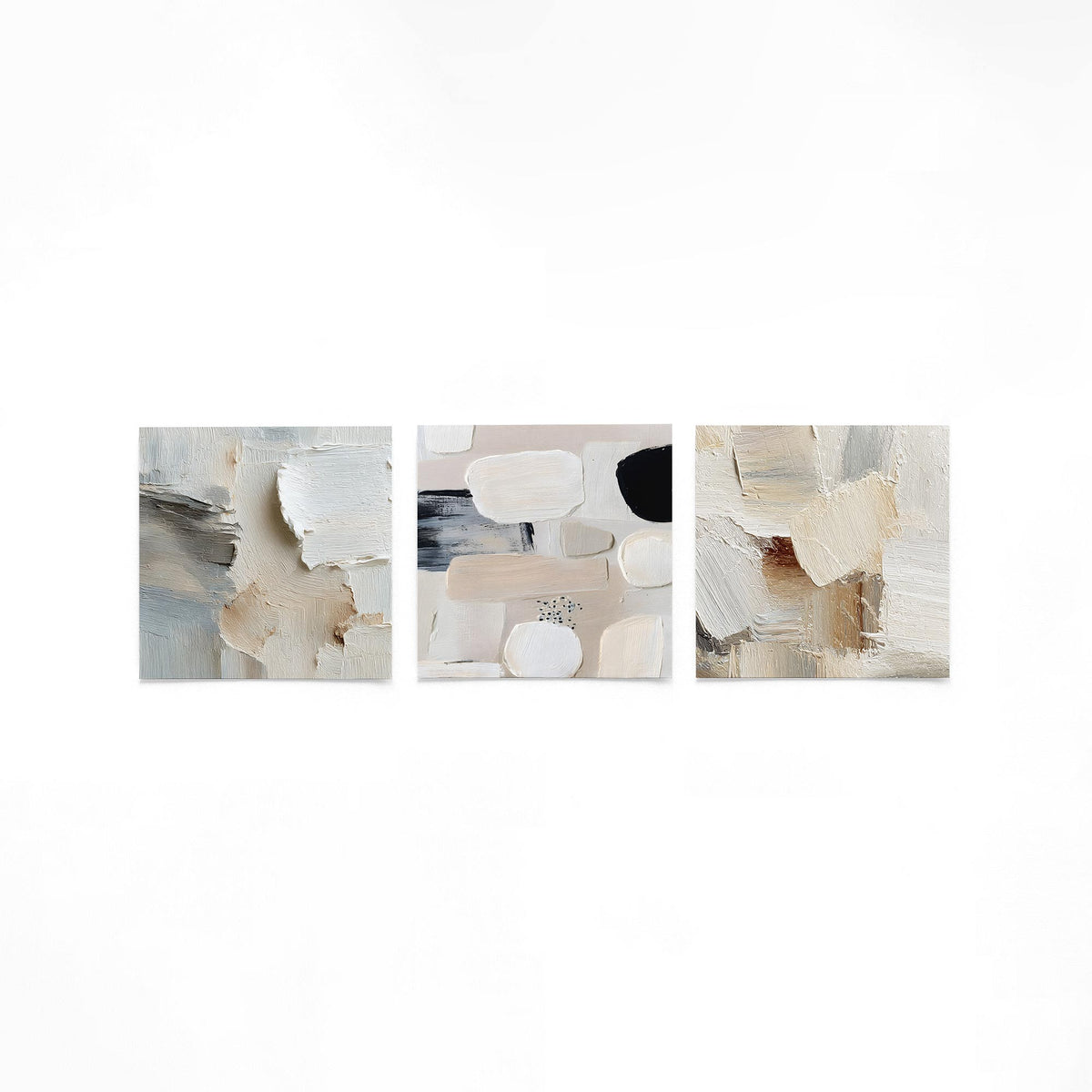 Drie vierkante posters met abstracte structuren op een gebroken witte achtergrond