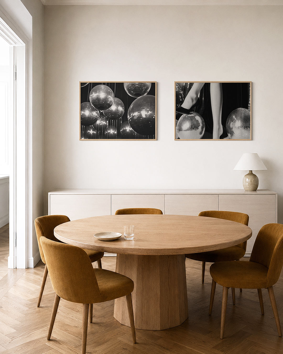 Tweedelige posterset met een verzameling glanzende bollen die zweven in een donkere ruimte, getoond in een interieur
