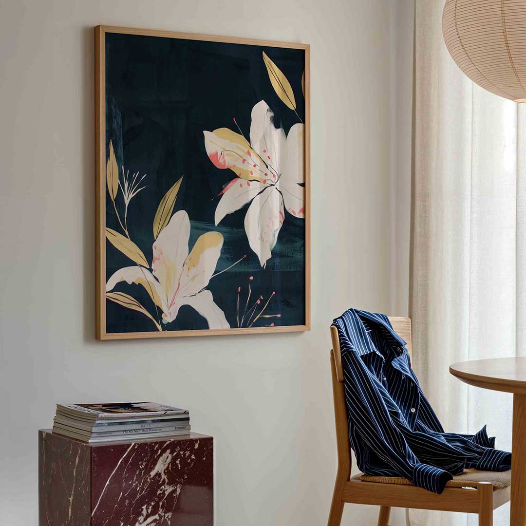 Witte bloemen op donkere achtergrond Poster