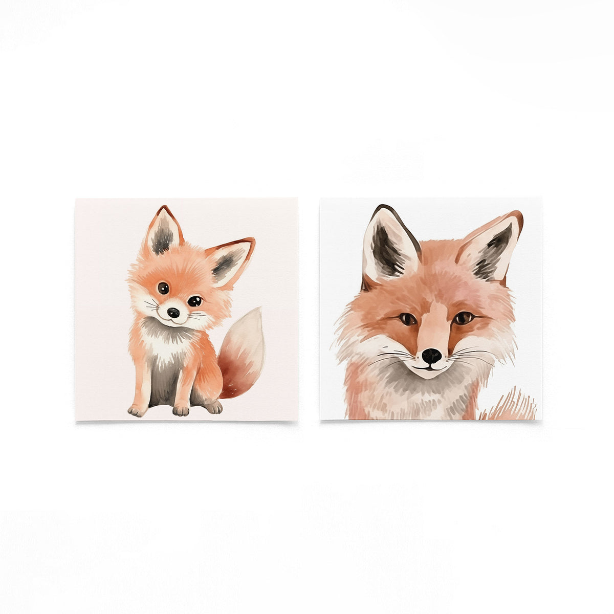 Twee vierkante posters met vossenportretten op een gebroken witte achtergrond