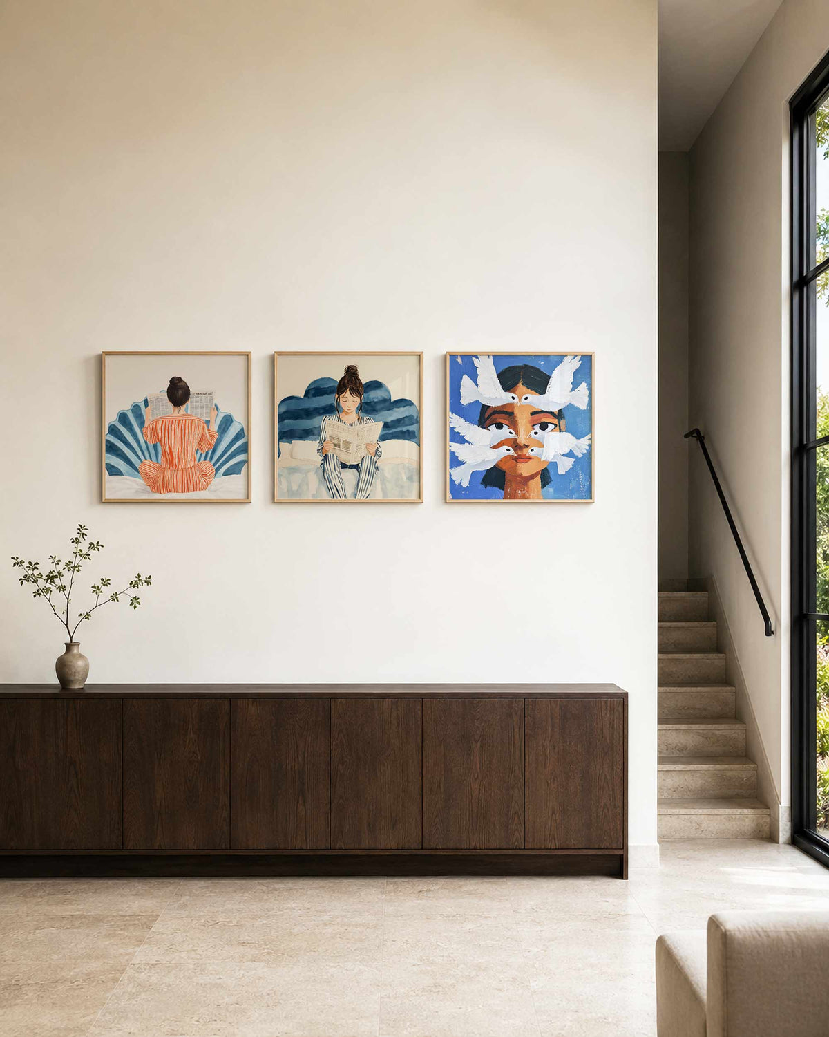 Interieurpresentatie van een driedelige vierkante posterset met lezen en duiven