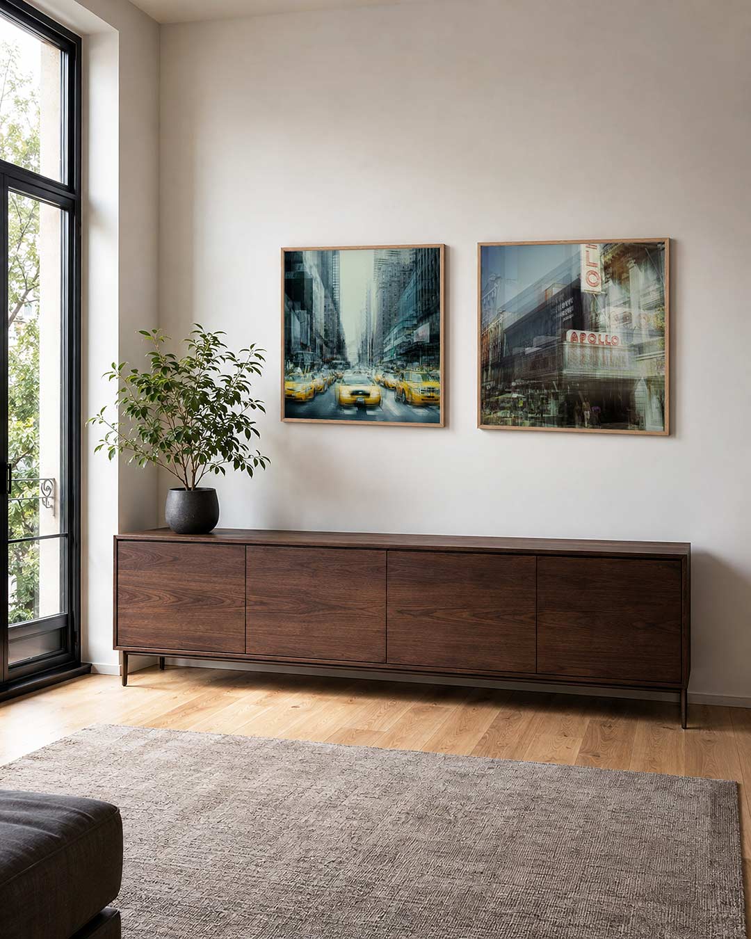 Interieur met vierkant fotografisch tweeluik stad in gelaagde beweging – Gerald Emming