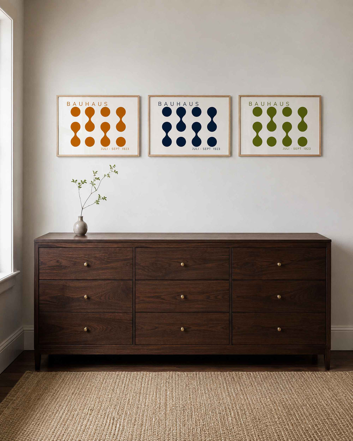 Interieurmockup van drieluik landscape-posterset met ritmische bollenrijen