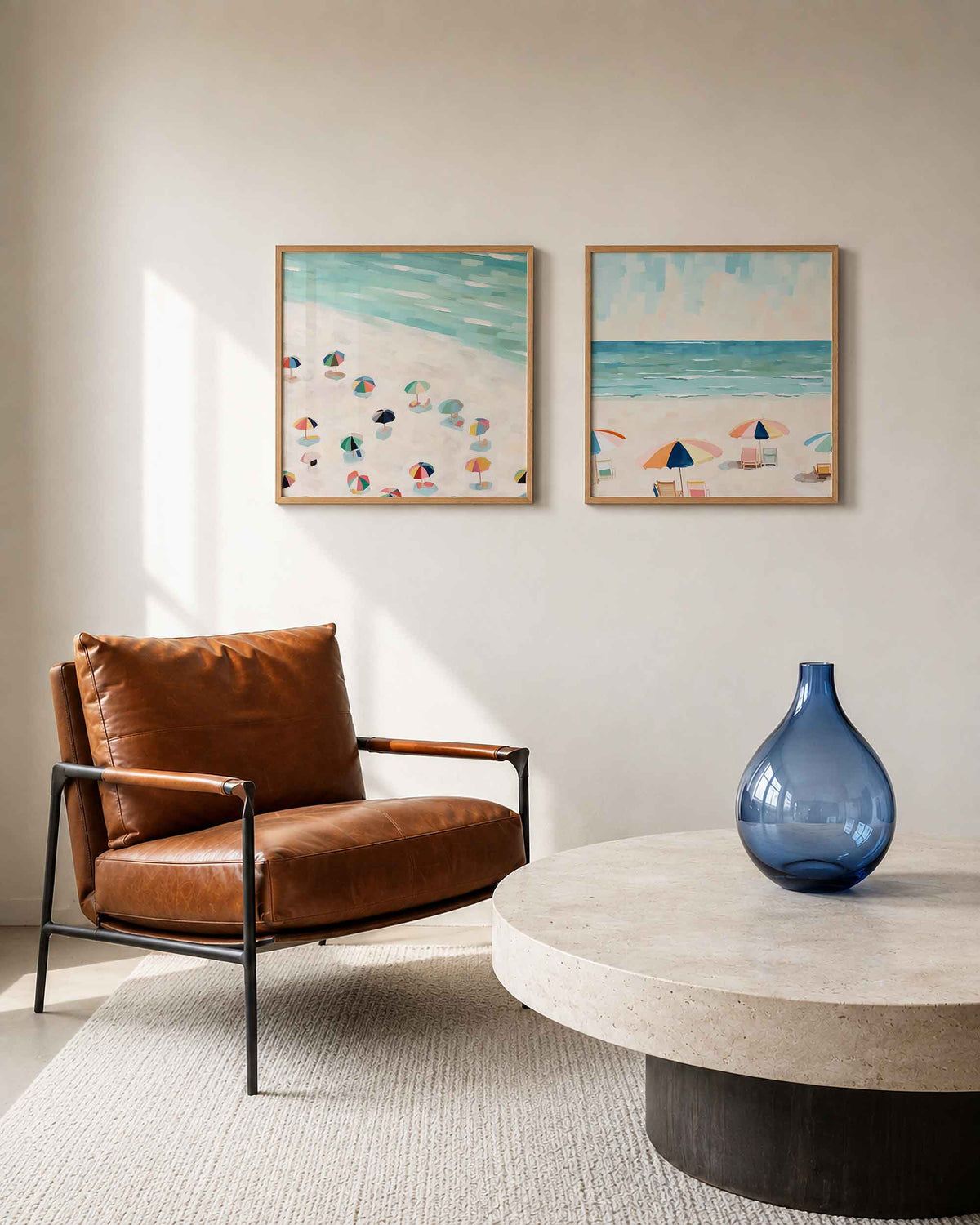 Interieurpresentatie van een tweedelige vierkante posterset met strand en parasols