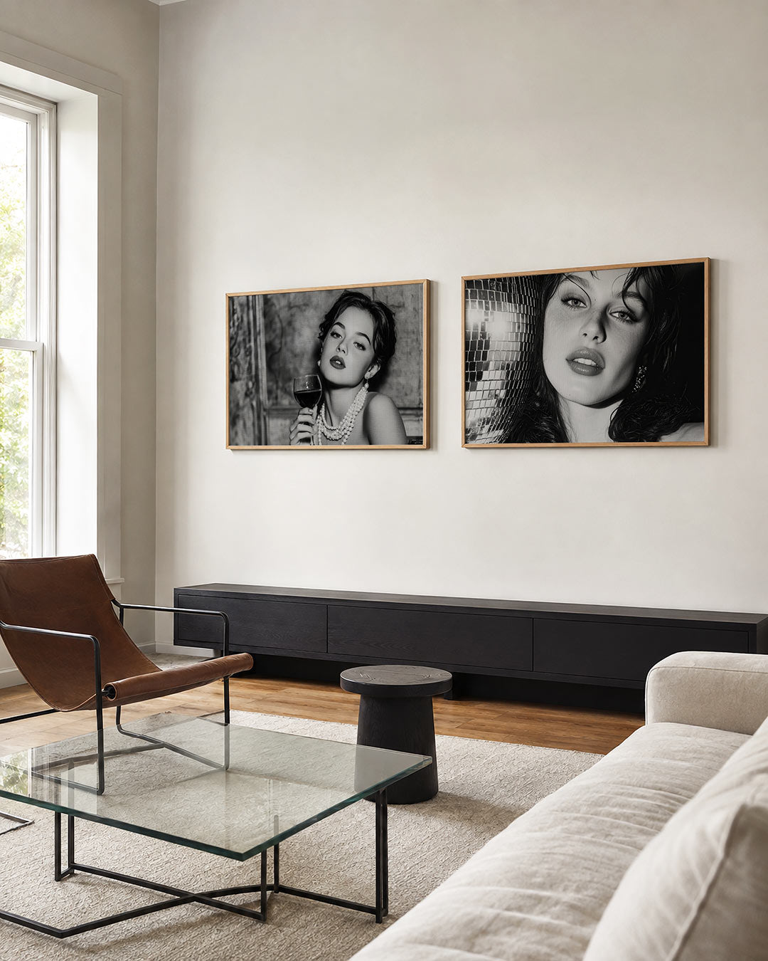 Tweedelige posterset met donkere tinten en een rustige visuele opbouw, getoond in een interieur