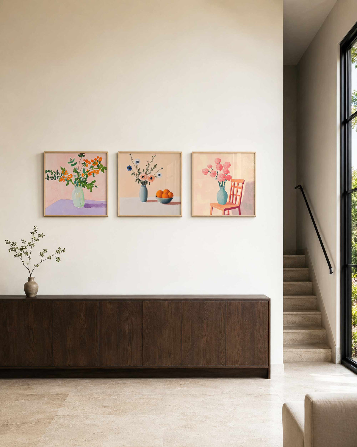 Interieurpresentatie van een driedelige vierkante posterset met bloemen in vazen
