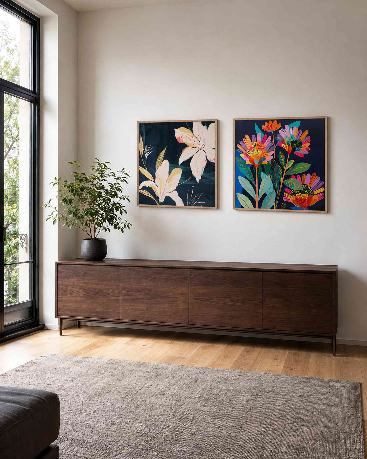 Interieurpresentatie van een tweedelige vierkante posterset met lelies en kleurrijke bloemen