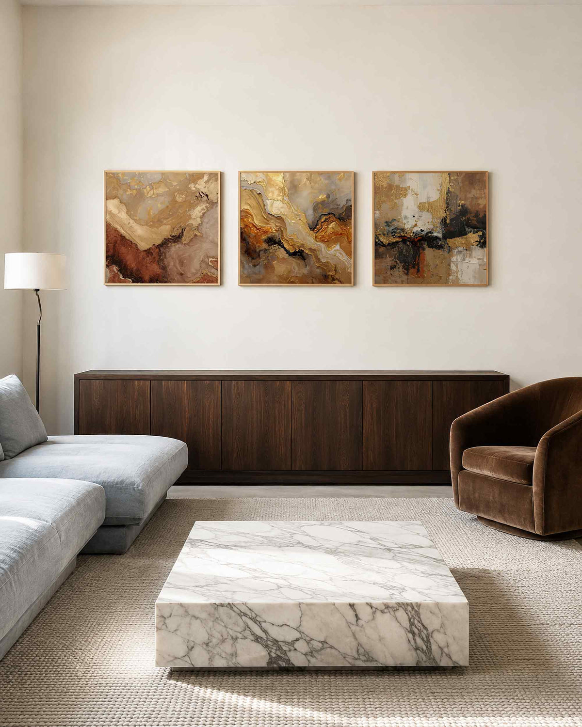 Interieurpresentatie van een driedelige vierkante posterset met goudbruine abstracte kunst