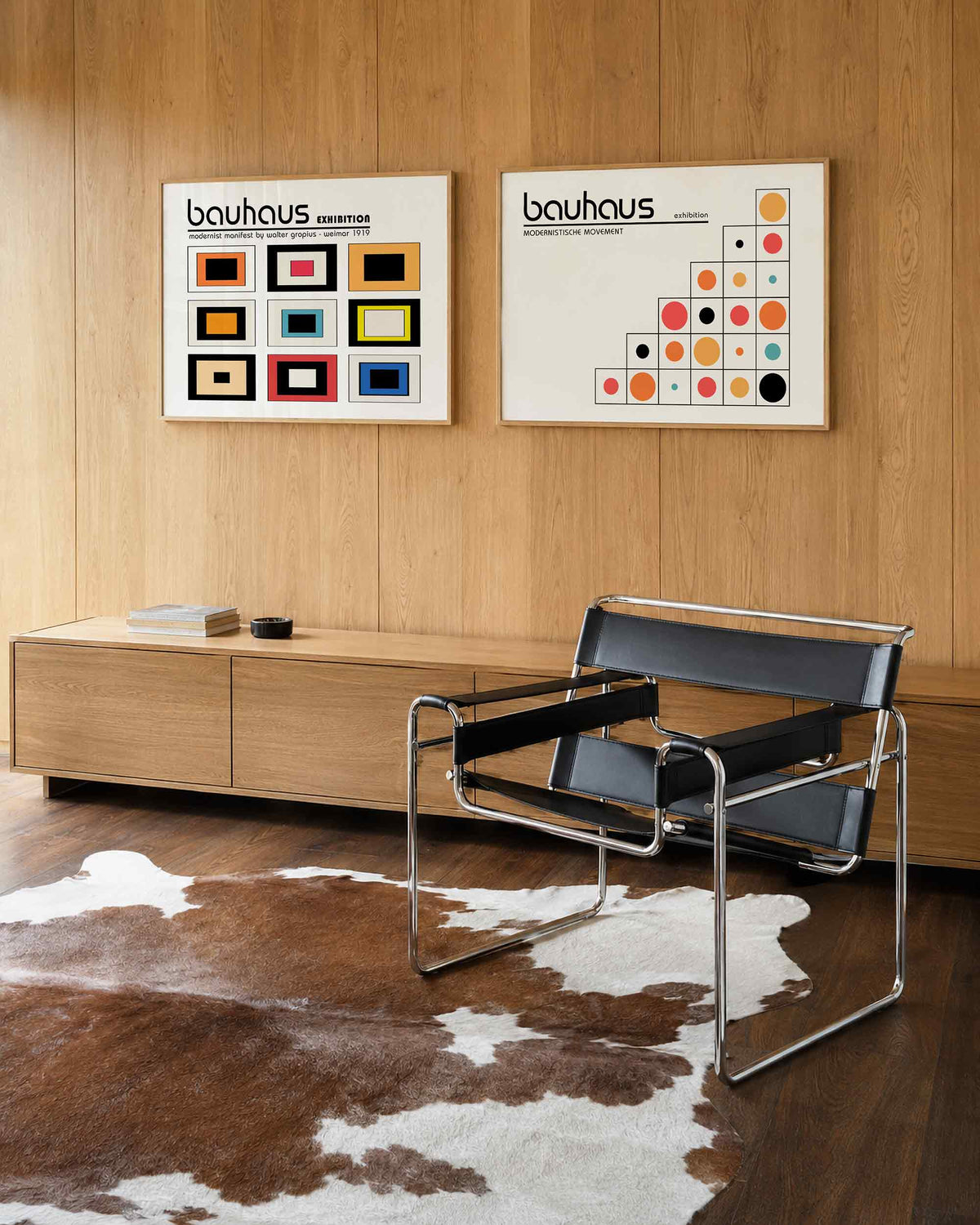 Interieurmockup van tweedelige landscape-posterset met kleurkaders en cirkeltrap