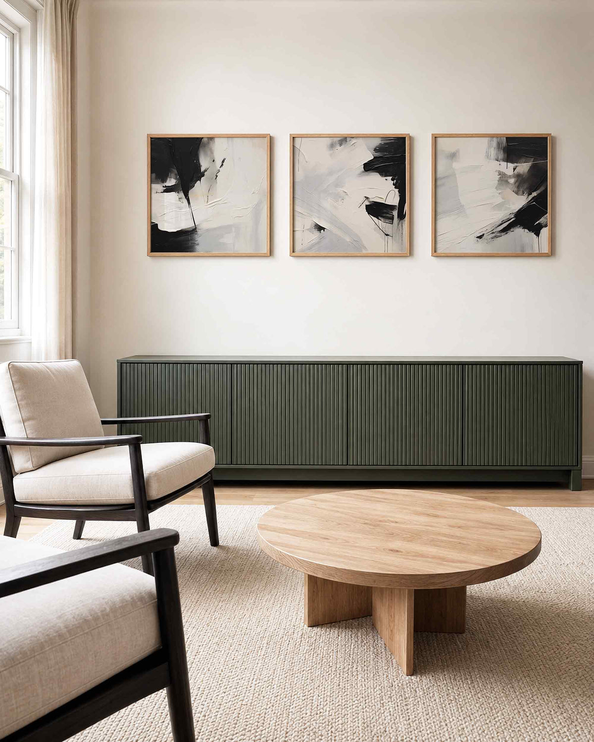 Interieurpresentatie van een driedelige vierkante posterset met abstracte zwart wit