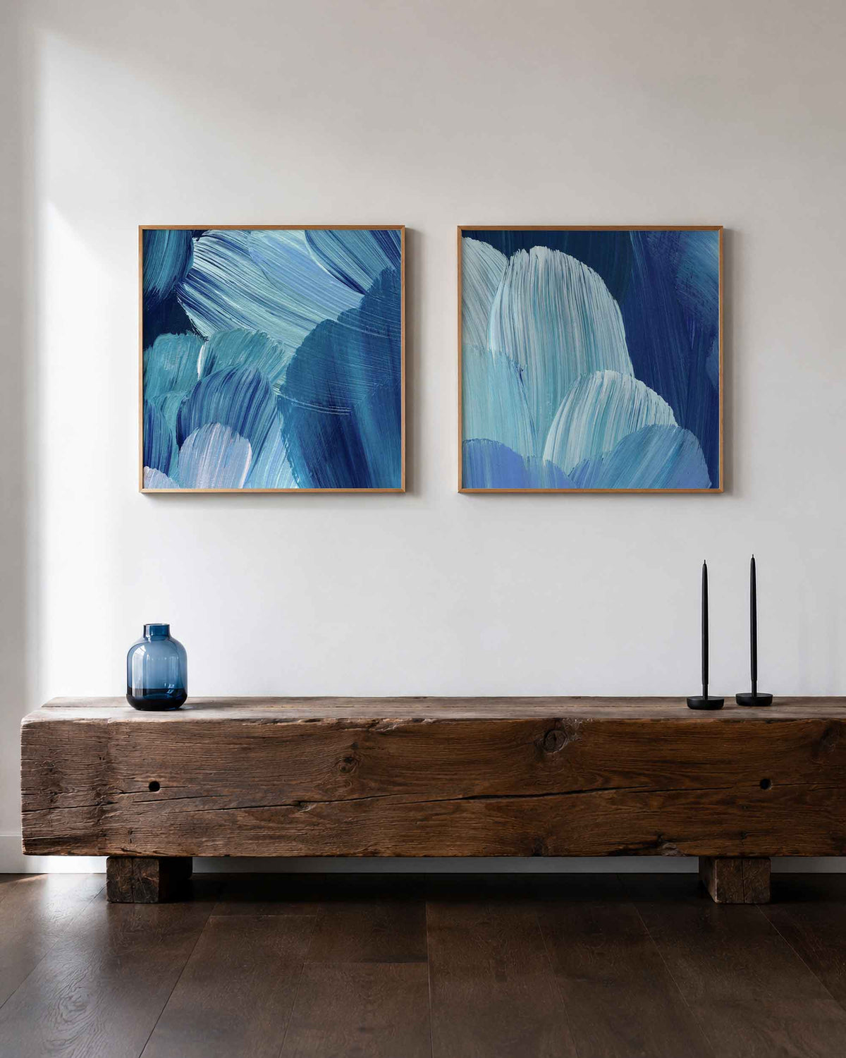 Interieurpresentatie van een tweedelige vierkante posterset met blauwe penseelstreken