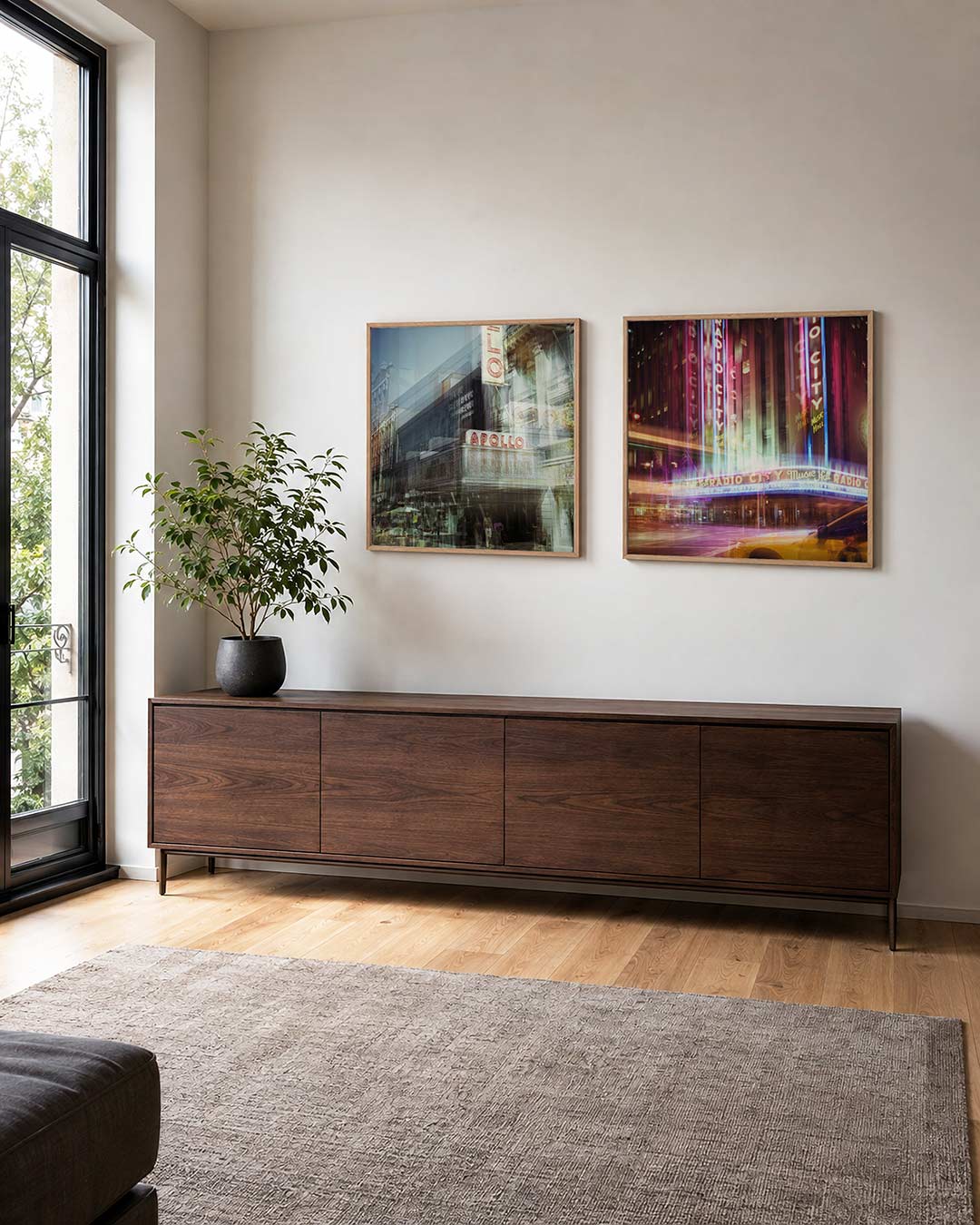 Interieur met vierkant fotografisch tweeluik stadse lichtsporen – Gerald Emming