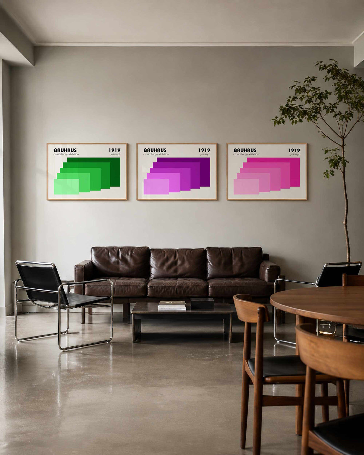 Interieurmockup van drieluik landscape-posterset met groene paarse roze trappen