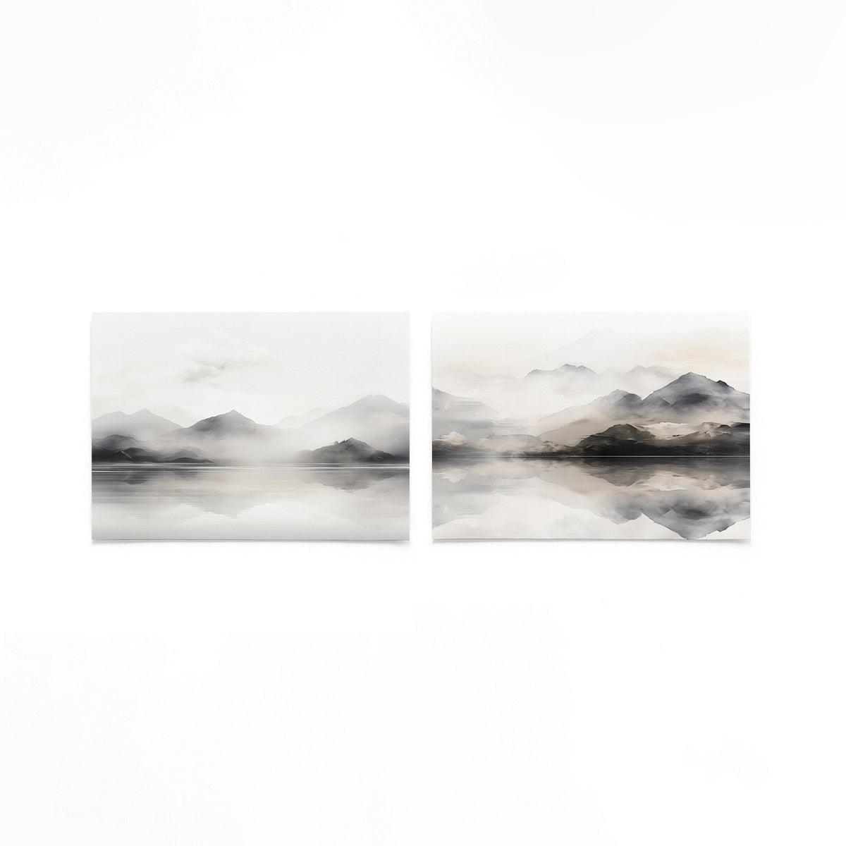 Twee liggende posters met een berglandschap met mist en reflecties in het water op een gebroken witte achtergrond