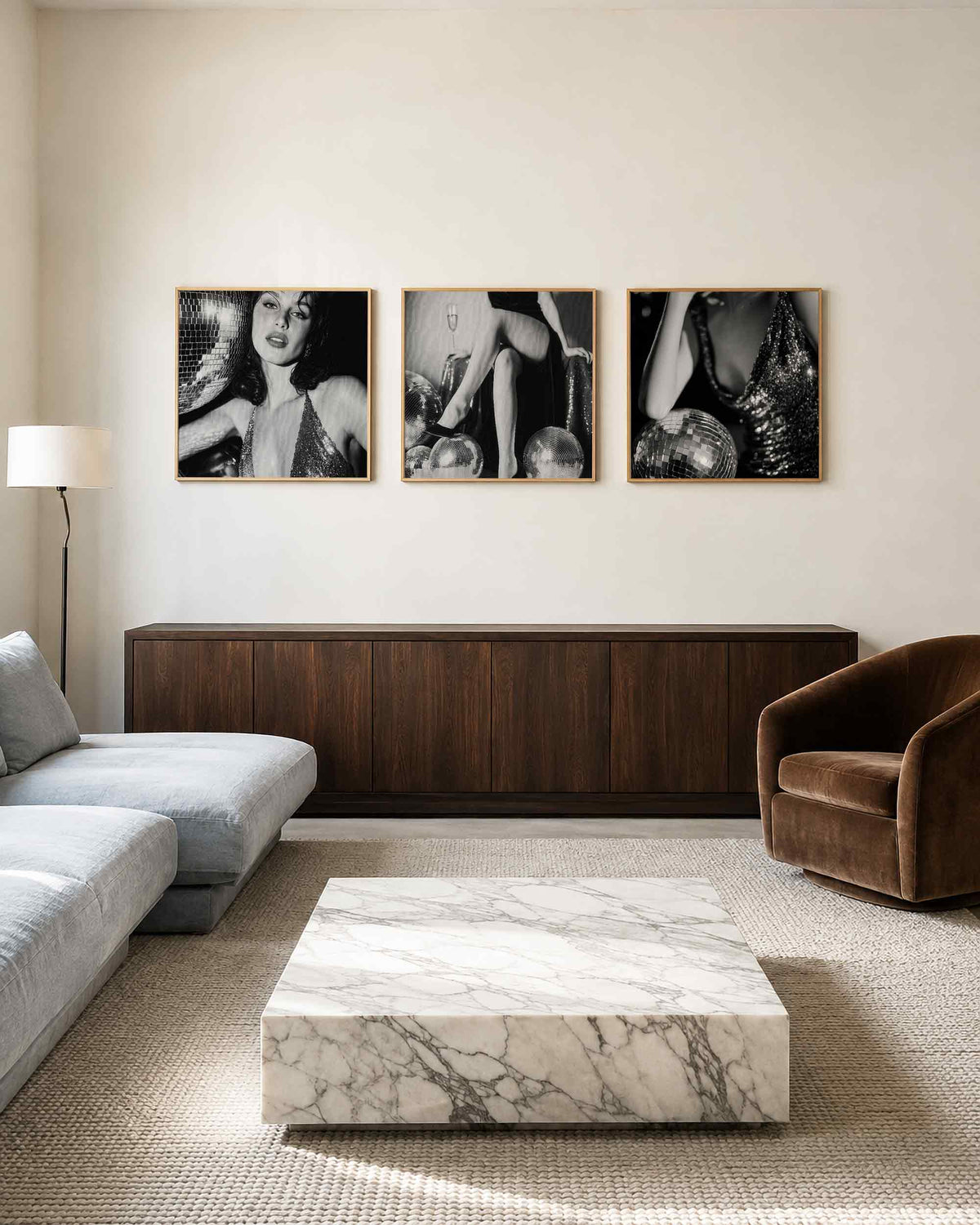 Interieurpresentatie van een driedelige vierkante posterset met disco glamour portretten
