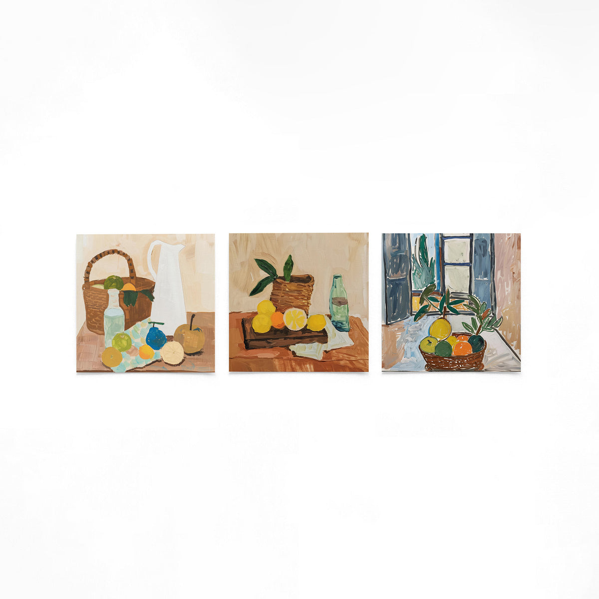Drie vierkante posters met fruitstillevens op een gebroken witte achtergrond