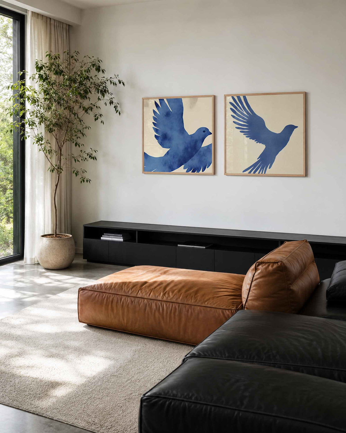 Interieurpresentatie van een tweedelige vierkante posterset met blauwe vogels