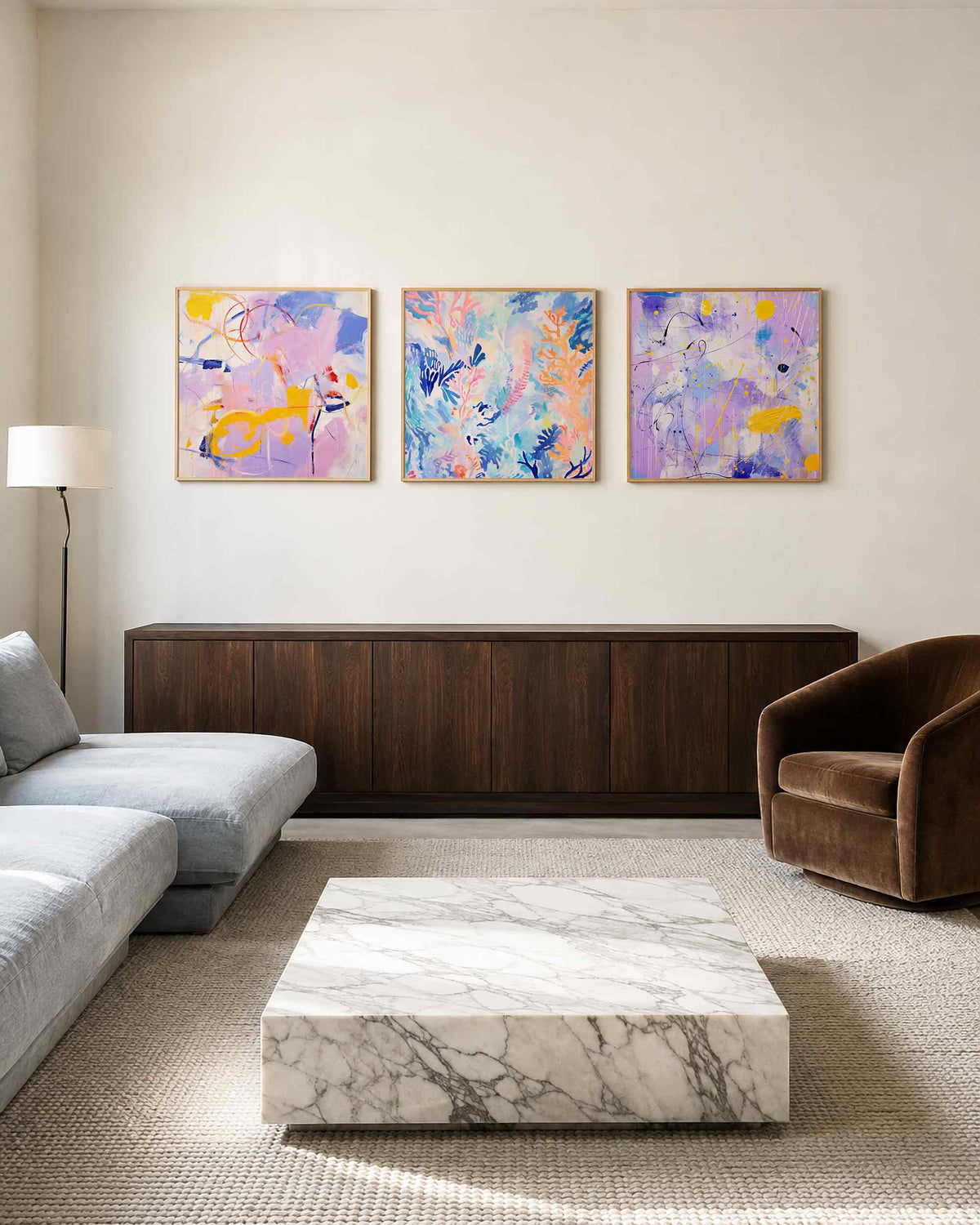 Interieurpresentatie van een driedelige vierkante posterset met abstracte kleurexpressie