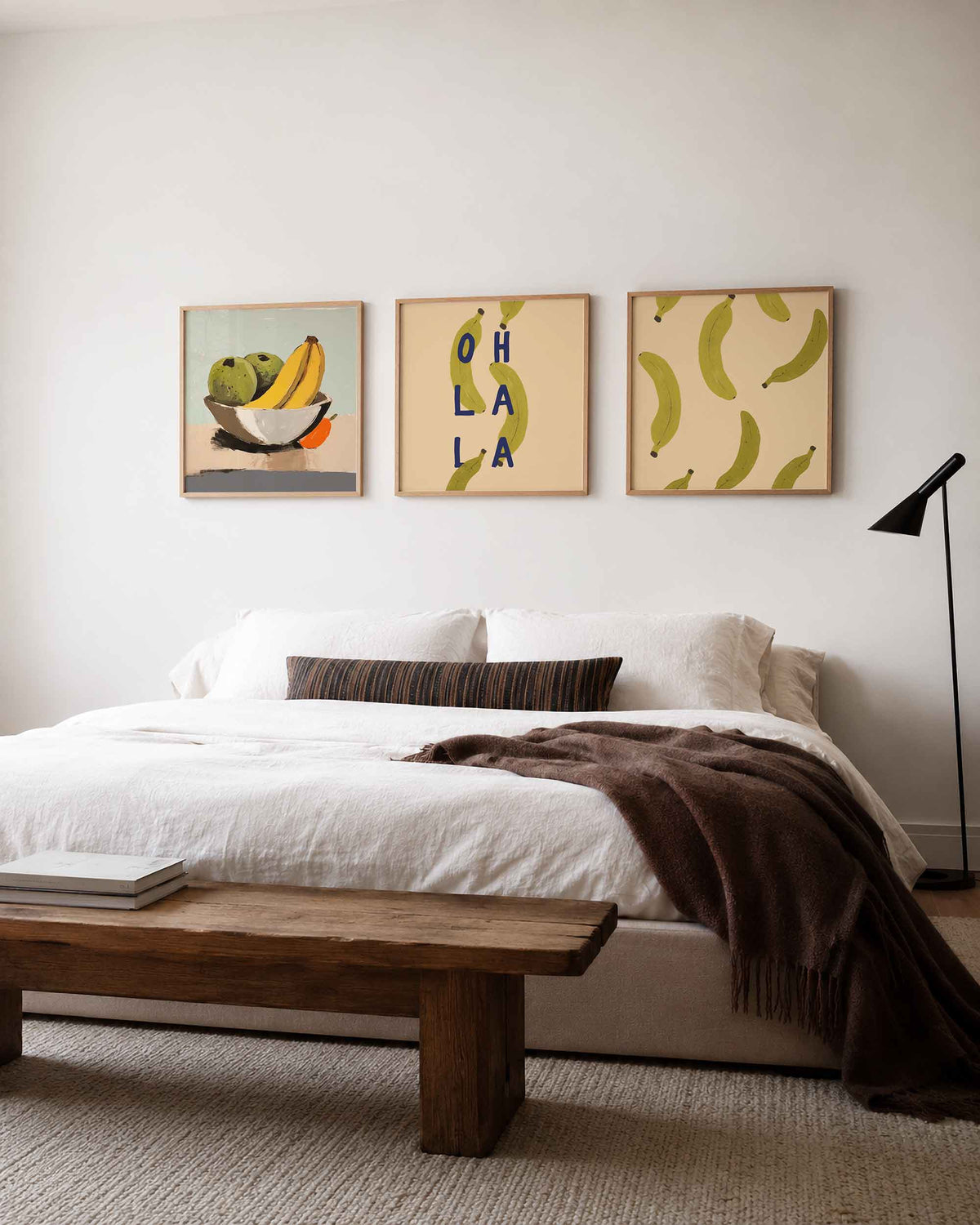 Interieurpresentatie van een driedelige vierkante posterset met bananen en fruit